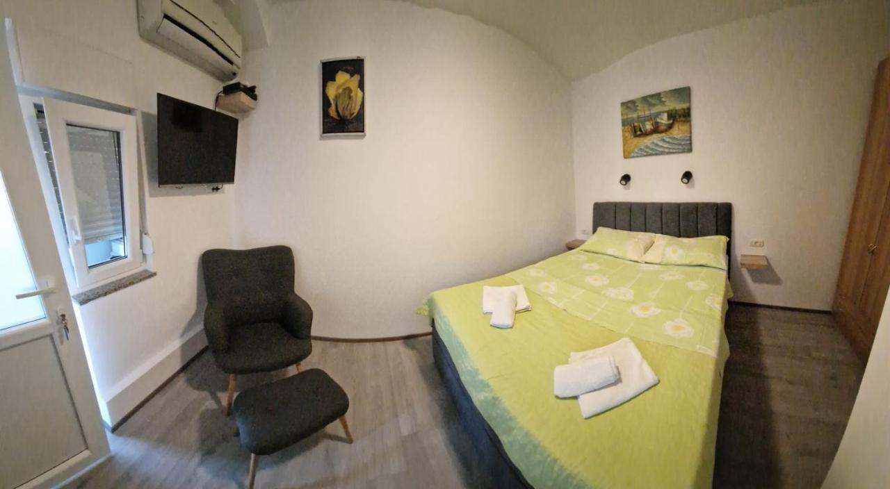 Apartments Vuceric Перой Екстериор снимка